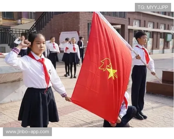 破纪录身披队旗绕场致谢的感人瞬间温暖无数观众深深触动人心