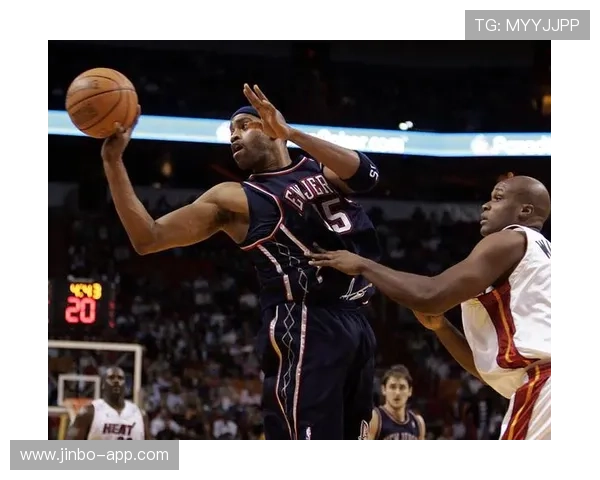 绝杀罚球绝平时刻全场起立致敬英雄球员展现无畏拼搏精神