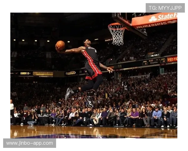 退役球星暴力扣篮震撼全场 慢镜回放让人热血沸腾