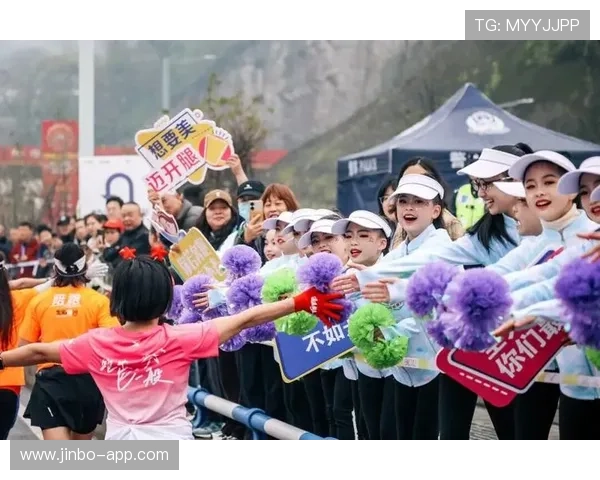 重庆女子半马选手被最后一秒反超依然坚持赛场她的奋斗精神令人敬佩